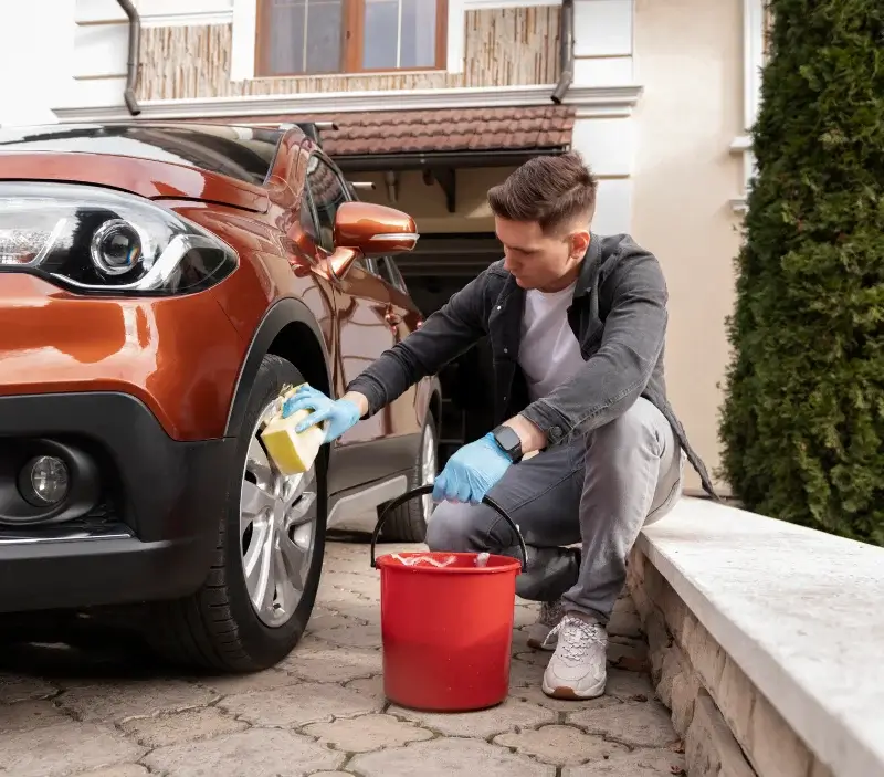Lavage auto à domicile Sorbier : professionnel intervenant sur un véhicule